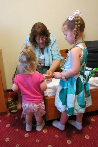 Back at their hotel, the girls had fun playing with Aunt Trycia's jewelry